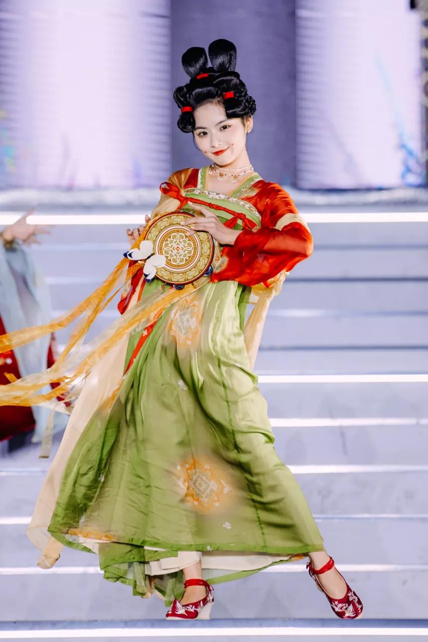 泡泡玛特和名创优品终究是撞上了泡泡玛特与名创优品，两大零售巨头的碰撞