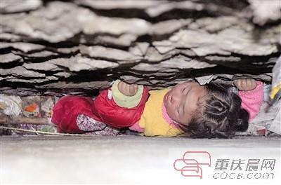 2岁女童家门口消失 在1公里外石缝发现这是一起非常令人痛心的事件。关于一名两岁女童在家门口消失，后来在离家门口一公里外的石缝中发现的事件，具体情况如下
