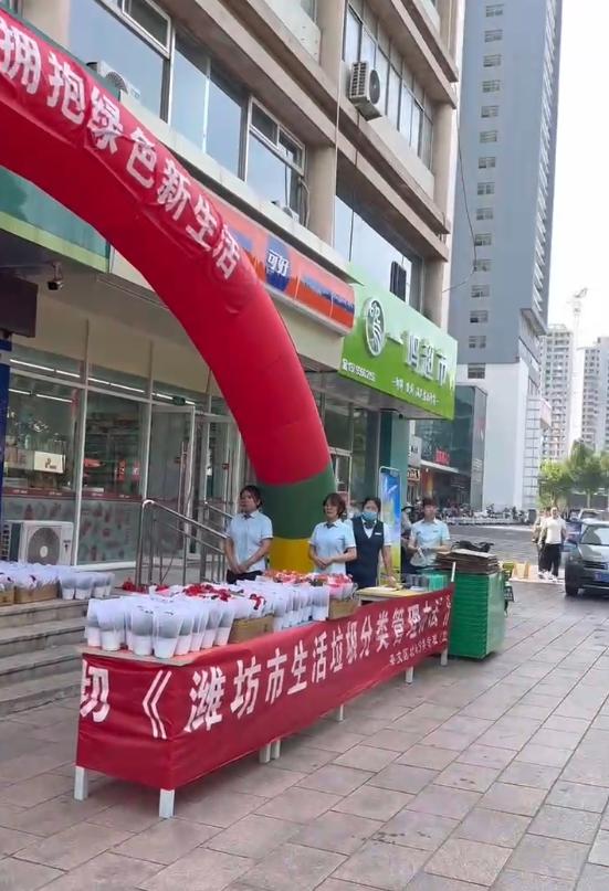 孩子将没人要的纸箱搬到自家展位孩子将无人需要的纸箱搬到自家展位，创意再利用与环保教育的重要性
