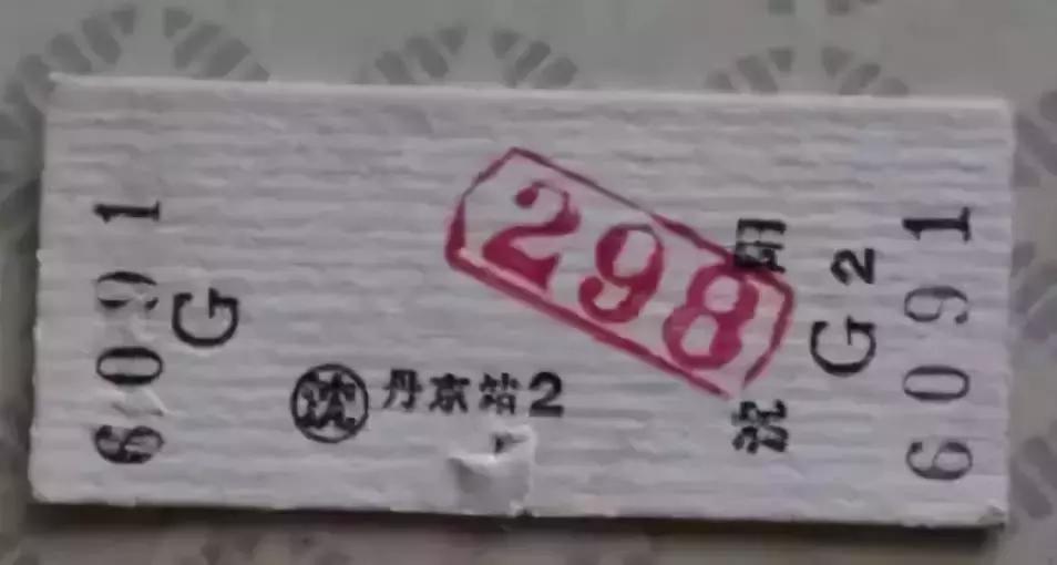 纸质火车票即将退出历史舞台是的，随着科技的不断进步和铁路交通的快速发展，纸质火车票逐渐退出历史舞台已经成为趋势。现在，很多铁路系统已经实现了电子客票的推广和使用，旅客通过互联网订购火车票后，不再需要领取纸质车票，可以直接使用身份证等有效证件在火车站进站乘车。