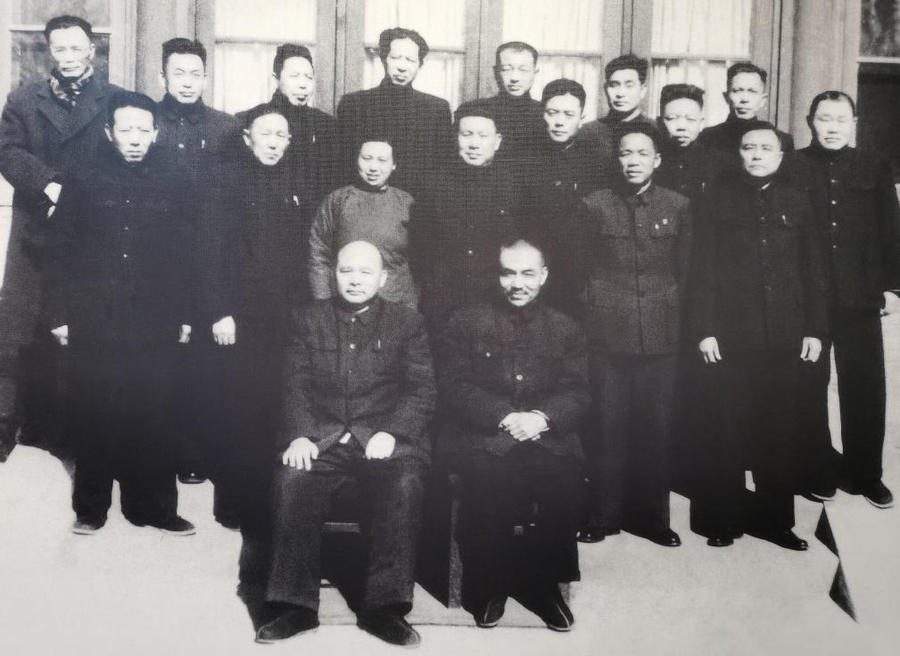 国防科大接新生 自带千军万马气势国防科技大学迎接新生的场景确实非常壮观，给人一种自带千军万马气势的感觉。这主要是因为国防科大是一所军事院校，其严谨的管理和训练，以及学生们对国家和军队的责任感，都使得这里的气氛与众不同。