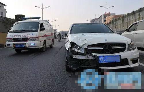 女子隧道停车被撞身亡这是一起非常严重的交通事故，造成女子不幸身亡。具体情况需要根据事故现场的调查结果和相关部门的公告来确定。