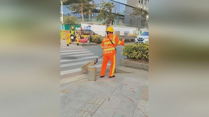 环卫工人把垃圾扫进下水道环卫工人是城市美容师，他们的工作是保持城市环境的清洁和卫生。把垃圾扫进下水道是环卫工人日常工作的一个环节，这样做可以确保垃圾得到妥善处理，避免污染环境。