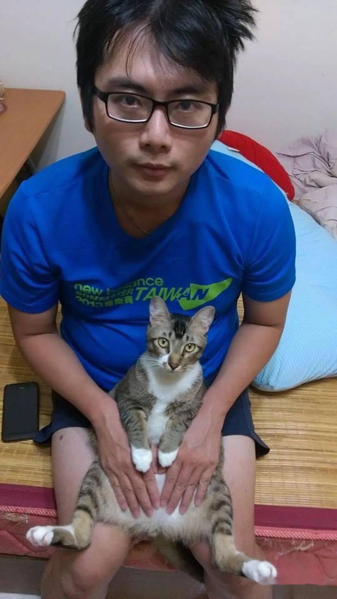 男孩常年“吸猫”致哮喘急性发作男孩常年吸猫致哮喘急性发作，原因、预防与应对措施